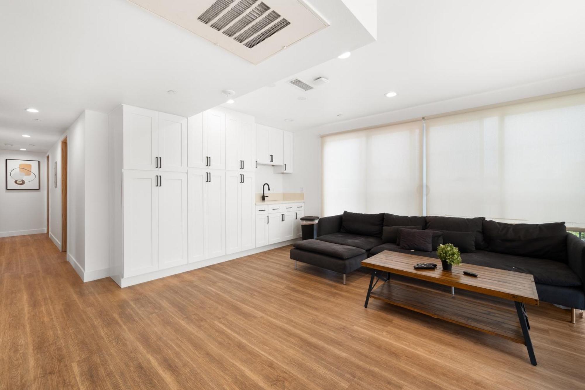 Charming Urban Retreat Near Usc In La- Private Room With Share Living Room With Kitchen - Los Angeles — Photos 1